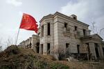 　建設が止まった住宅街に掲げられた中国国旗＝４月、中国遼寧省瀋陽市（共同）