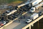 　２３日、米ルイジアナ州で起きた交通事故の対応に当たる人たち（ＡＰ＝共同）
