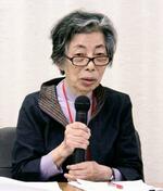 　記者会見する全国空襲被害者連絡協議会の河合節子事務局次長＝２２日午前、厚労省