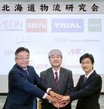 　「北海道物流研究会」の発足を発表し、握手を交わす参加企業の幹部ら＝２０２３年５月、札幌市内