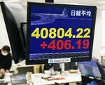 　上げ幅が一時４００円を超えた日経平均株価を示すモニター＝２７日午前、東京都港区の外為どっとコム