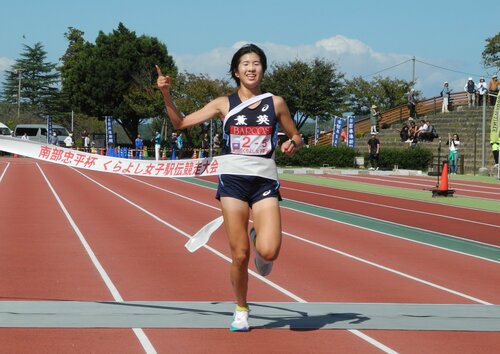 くらよし女子駅伝で１位でフィニッシュする大阪薫英女学院Ａのアンカー船木＝１３日、鳥取県倉吉市の市営陸上競技場