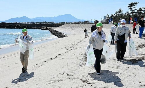 美しい海岸を守ろうと清掃活動を行う参加者ら＝１８日、米子市両三柳