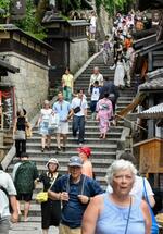 　京都・清水寺近くを散策する外国人観光客＝１９日午後