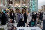 　２８日、イラン大統領選で投票に並ぶ女性たち＝テヘラン（ゲッティ＝共同）