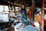 　被災した工房から、輪島塗の道具や作品を運び出すスザーン・ロスさん＝３日、石川県輪島市
