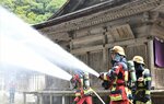 放水訓練を行う消防署員＝２６日、鳥取市上町の鳥取東照宮