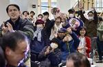 　青森県五所川原市で行われたパブリックビューイングで、尊富士の優勝を喜ぶ人たち＝２４日午後