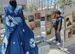 会場には藍染めのドレスや生徒撮影の写真が並ぶ＝４日、鳥取市のとりぎん文化会館