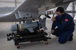 　トルコ製無人機の整備作業＝５月２０日、トルコ東部エルズルム（ゲッティ＝共同）