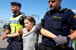 　原油施設前で座り込み、警察に排除されるスウェーデンの環境活動家グレタ・トゥンベリさん＝２４日、マルメ（ＡＰ＝共同）