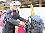 ヘルメットを着用して自転車通学する高校生＝４月２７日、鳥取市のＪＲ鳥取駅前