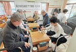 名人位を懸け真剣勝負に臨む参加者ら＝１６日、倉吉市下田中町の中部囲碁会館