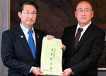 平井知事（左）に要望書を手渡した山本会長＝１８日、鳥取県庁