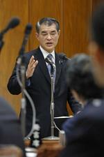 　衆院政治倫理審査会で、質問に答える自民党の柴山昌彦氏＝１８日