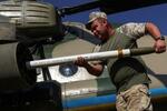 　ウクライナ東部でヘリコプターに装弾する兵士＝９月２９日（ロイター＝共同）