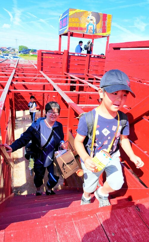 名探偵コナン巨大迷路を楽しむ親子連れ＝１４日、北栄町由良宿の出会いの広場