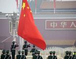 　北京の天安門広場で掲揚される中国国旗