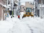 　大雪に見舞われ、除雪作業が続く石川県珠洲市内＝８日午前