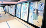 永楽館歌舞伎の名場面を描いた作品が並んだ会場＝豊岡市出石町宵田の出石資料館