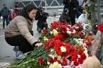　２３日、銃乱射があったモスクワ郊外の「クロッカス・シティ・ホール」で、犠牲者を悼む花を手向ける人（ゲッティ＝共同）