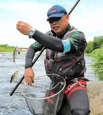 日野川でアユを釣り上げる釣り人＝１日、伯耆町岸本