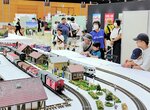 Ｇゲージの鉄道模型を動かす家族連れ＝５日、米子コンベンションセンター