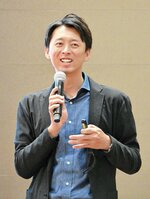 温暖化対策と気候変動への適応の重要性を強調する蓬莱さん＝１３日、米子コンベンションセンター