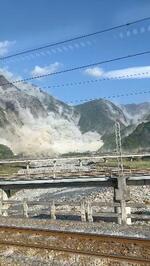 　３日、台湾東部・花蓮で、地震後に発生した土砂崩れ（Ｔｕｔｕｌｏｖｅｅａｔ提供、ロイター＝共同）
