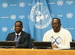 　１日、ニューヨークの国連本部で記者会見するシエラレオネのカヌ国連大使（右）（共同）