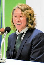 ガイナーレ鳥取とともに歩んだ１５年余りの歳月を笑顔で振り返る岡野氏＝Ａｘｉｓバードスタジアム