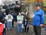 北内さん（右）から鉄道施設に残された先人の工夫を学ぶ児童＝１９日、若桜町若桜の若桜鉄道若桜駅