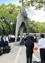 原爆の子の像を見学し平和に思いをはせる生徒ら＝２０２４年４月、広島市の平和記念公園（鳥取市立西中提供）