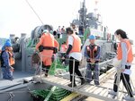 海上自衛隊の船に乗り込む訓練参加者＝３１日、境港市竹内団地