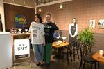 　「ＯＶＥＲ　ＴＨＥ　ＳＵＮ　ＰＡＲＫ～私たちの花が咲いたよ～」会場の「喫茶ホリイ」コーナーでポーズを取る、ジェーン・スーさん（右）と堀井美香さん＝東京・渋谷パルコ（提供写真）