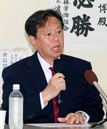 　佐賀市で記者団の取材に応じる立憲民主党の原口一博氏＝２８日午前