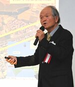 鳥取での乾燥地研究の歴史を紹介する井上名誉教授＝２０日、鳥取市のとりぎん文化会館