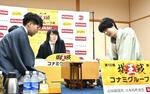 　将棋の第５０期棋王戦コナミグループ杯５番勝負第１局で増田康宏八段（左）に勝利し、対局を振り返る藤井聡太棋王＝２日夜、高知市