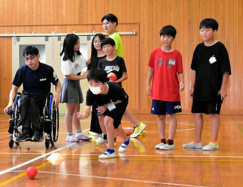 上野選手（左）に挑戦する児童ら