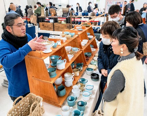 窯元の説明に耳を傾ける来場者＝１０日、鳥取県米子市西福原２丁目の米子天満屋