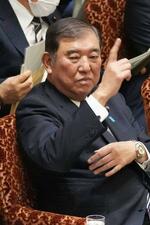 　参院予算委で答弁のため手を挙げる石破首相＝５日午前