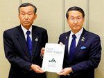 平井知事（右）に要望事項を手渡す栗原会長