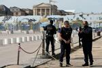 　ベルサイユ宮殿の入口前で警備に当たる警察官ら＝１７日、パリ郊外（ＡＰ＝共同）