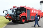  新しく配備された化学消防車＝２３日、鳥取砂丘コナン空港 