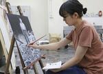 　広島で被爆した森律子さんの体験を基に絵画を制作する浦川結衣さん＝２０２４年６月、福岡市