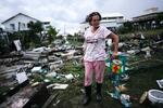 　ハリケーン・イダリアの通過後、破壊された家の残骸から家財を探す女性＝８月３０日、米フロリダ州（ＡＰ＝共同）
