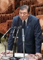 　衆院予算委で発言する石破首相＝１３日午後