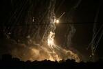 　１０日、イスラエルが攻撃するパレスチナ自治区ガザ市の上空に立ち上る煙（ＡＰ＝共同）
