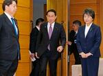 　閣議に臨む岸田首相（中央）＝１日午前、首相官邸