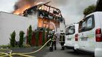 　９日、フランス東部の宿泊施設で起きた火災で消火活動を行う消防隊員ら（ＴＮＮ／ＤＰＡ提供、ＡＰ＝共同）